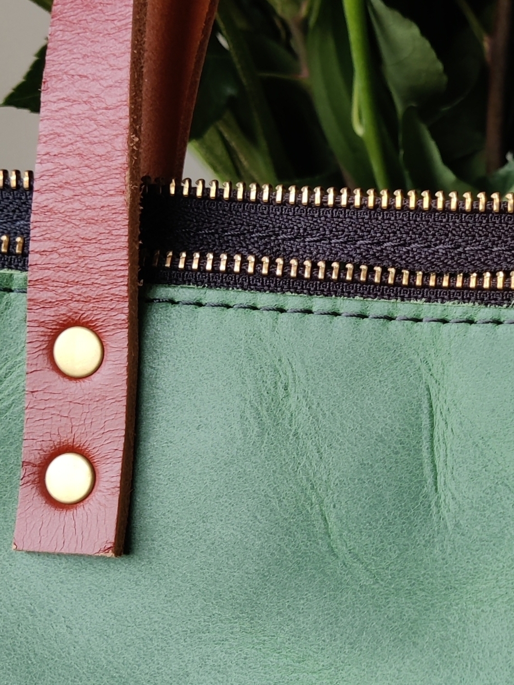 Portland Leather Medium Zipper Tote 🤠🌿 - Picture 8 of 16